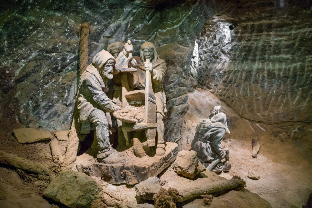 Rzeźby z soli przedstawiające górników przy pracy, ekspozycja w Bochni
