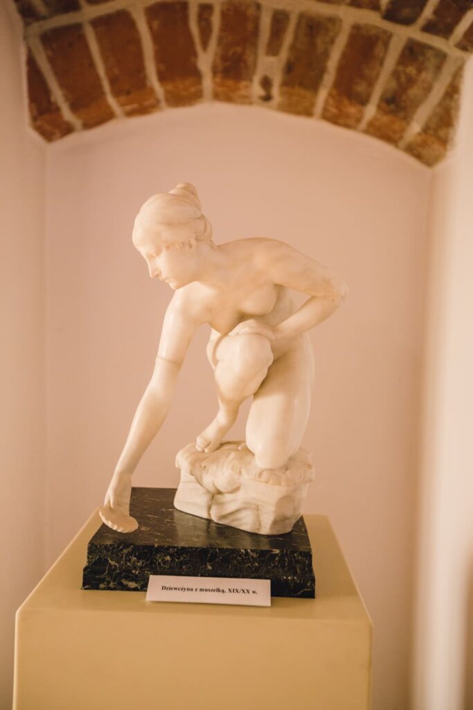 Marmurowa rzeźba kobiety w sali ekspozycyjnej Zamku Żupnego
