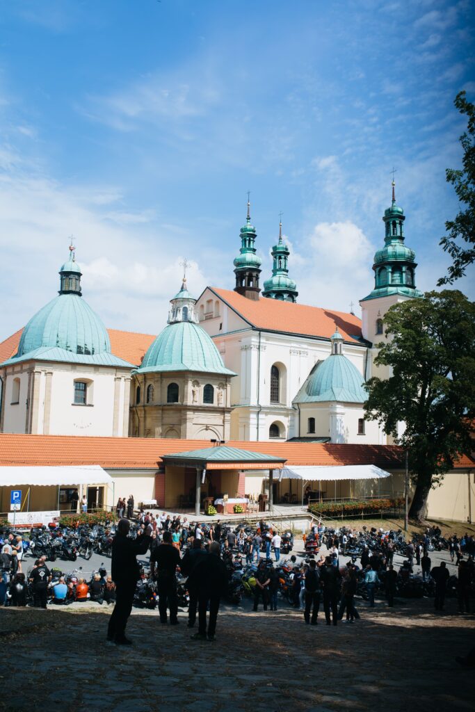 Bazylika Matki Bożej Anielskiej w Kalwarii Zebrzydowskiej podczas nabożeństwa z udziałem wiernych