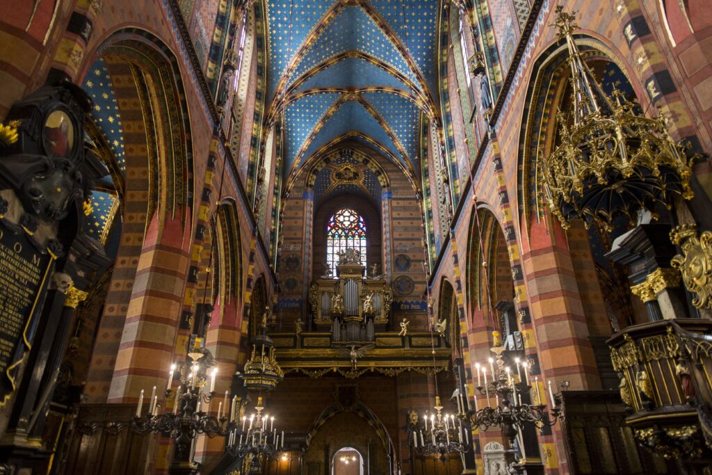 Wnętrze Bazyliki Mariackiej z niebieskim sklepieniem