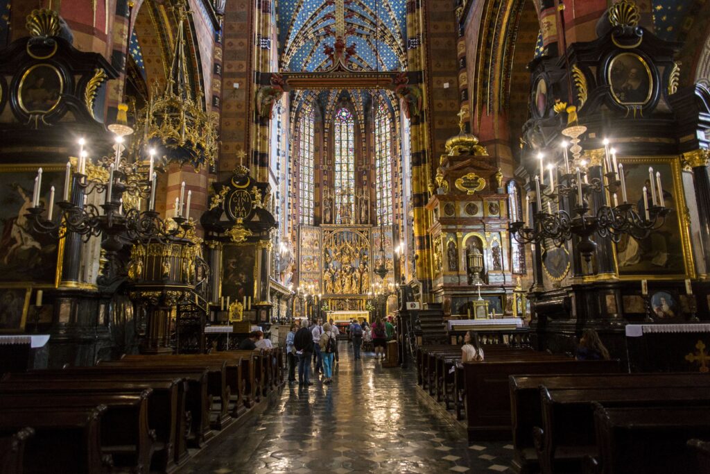 Wnętrze Bazyliki Mariackiej z ołtarzem