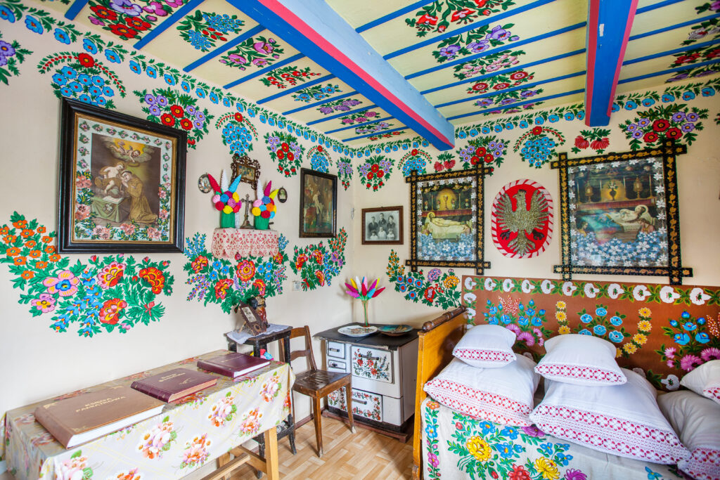 Wnętrze domu w Zalipiu wypełnione ręcznie malowanymi ornamentami kwiatowymi