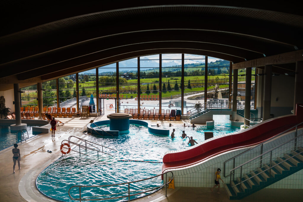 Panoramiczny widok z wnętrza Termy Bania z basenami