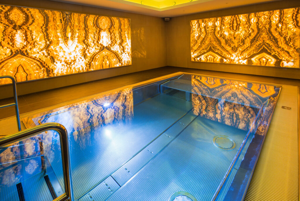 Basen z podświetlanymi solnymi dekoracjami w Aquaparku Terma Bukovina
