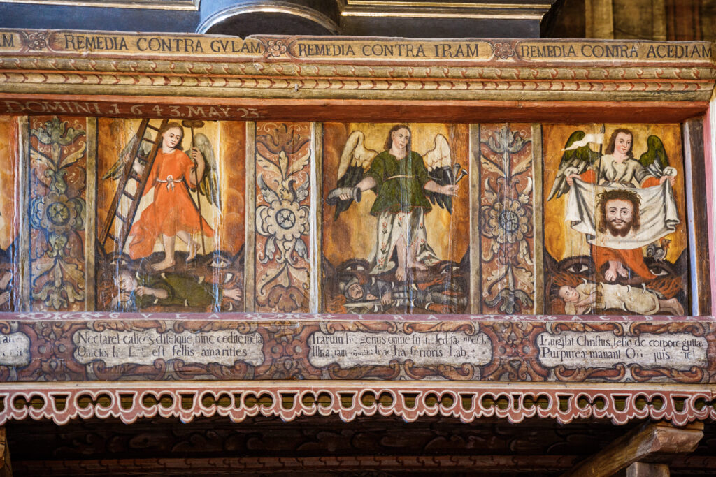 Malowidła ścienne z postaciami aniołów we wnętrzu kościoła w Binarowej