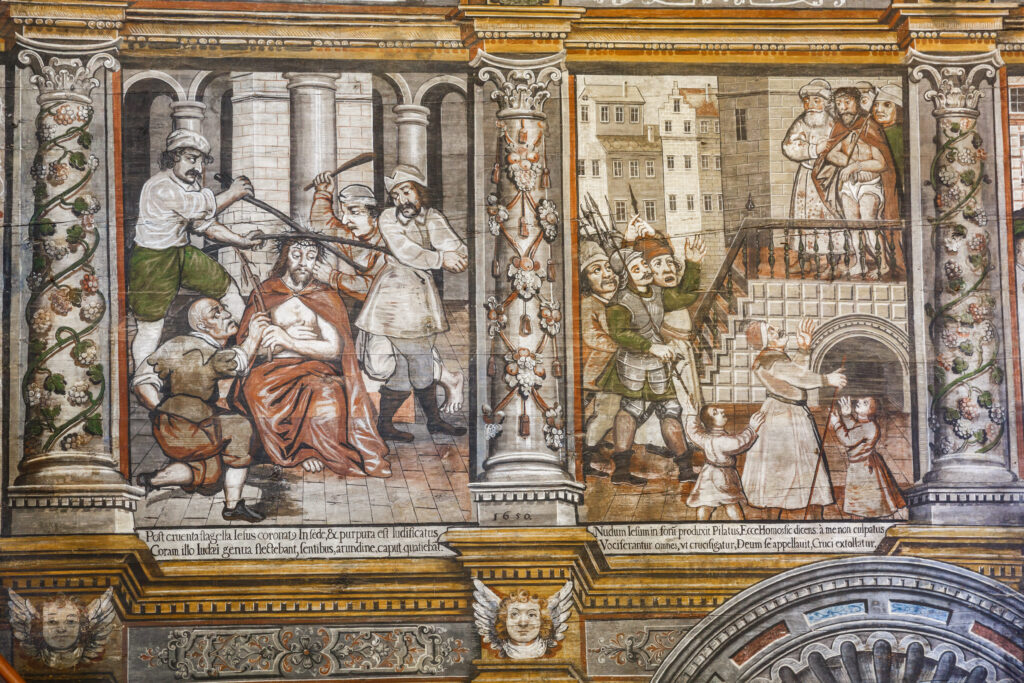 Zabytkowe malowidła ścienne we wnętrzu drewnianego kościoła w Binarowej