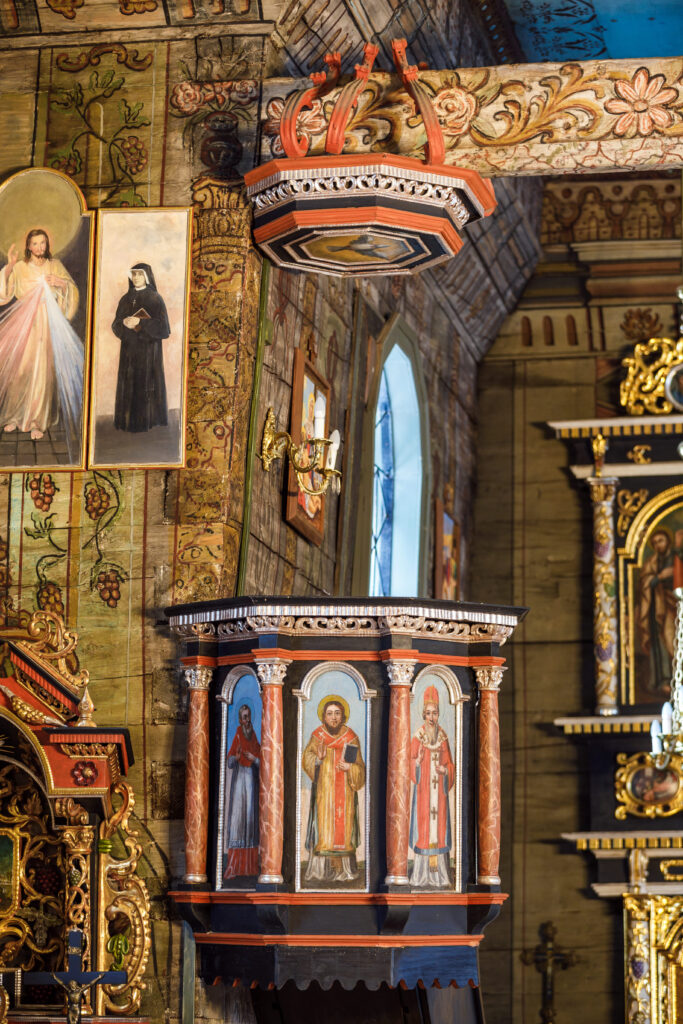 Ambona i ściany z polichromią figuralną we wnętrzu cerkwi w Brunarach