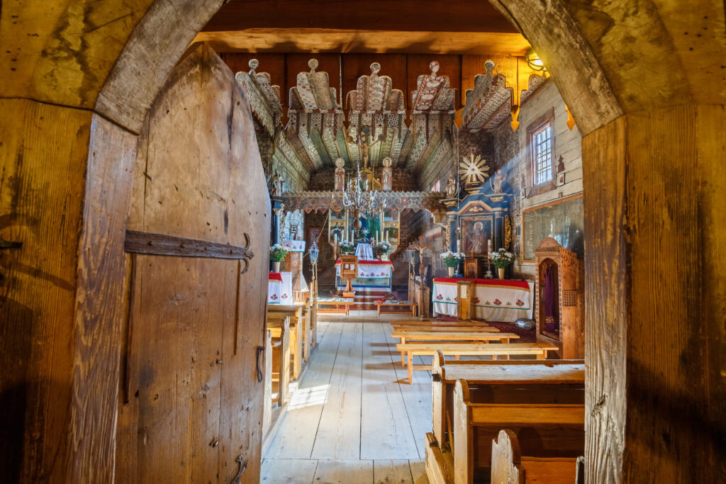 Wnętrze kościoła w Dębnie z gotyckim stropem