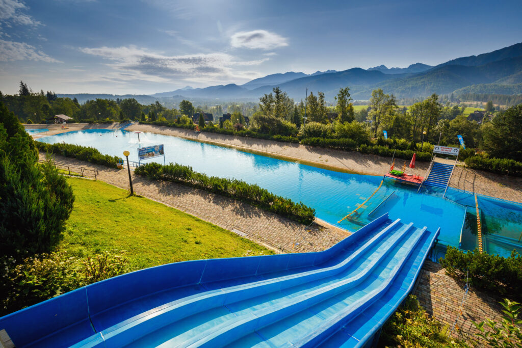 Letnia zjeżdżalnia wodna przy kąpielisku Szymoszkowa z widokiem na Tatry