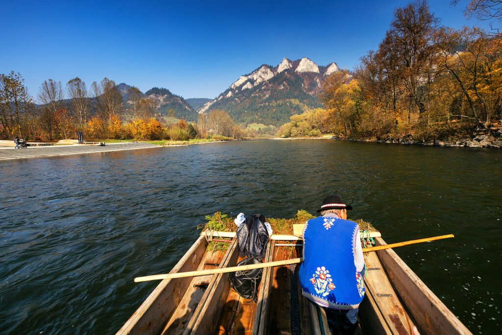 Turyści na tratwie podczas spływu Dunajcem