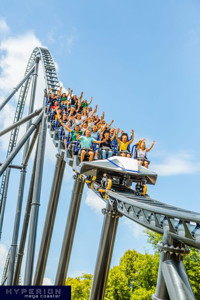 Wagoniki rollercoastera z pasażerami na stromym zjeździe w Energylandii