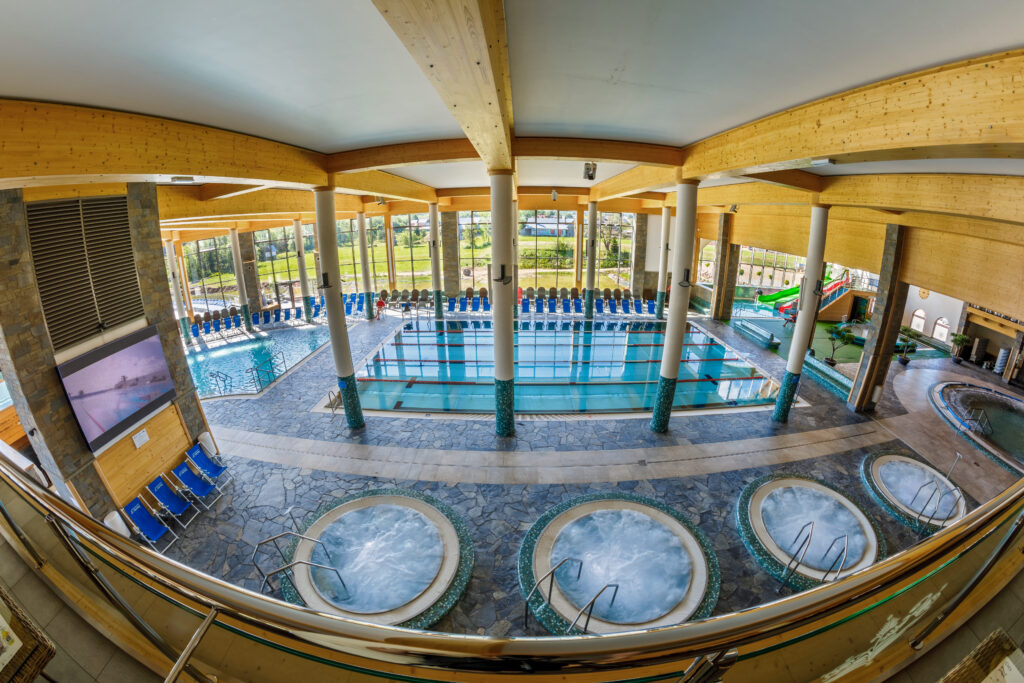 Widok na baseny i jacuzzi wewnątrz Chochołowskich Term