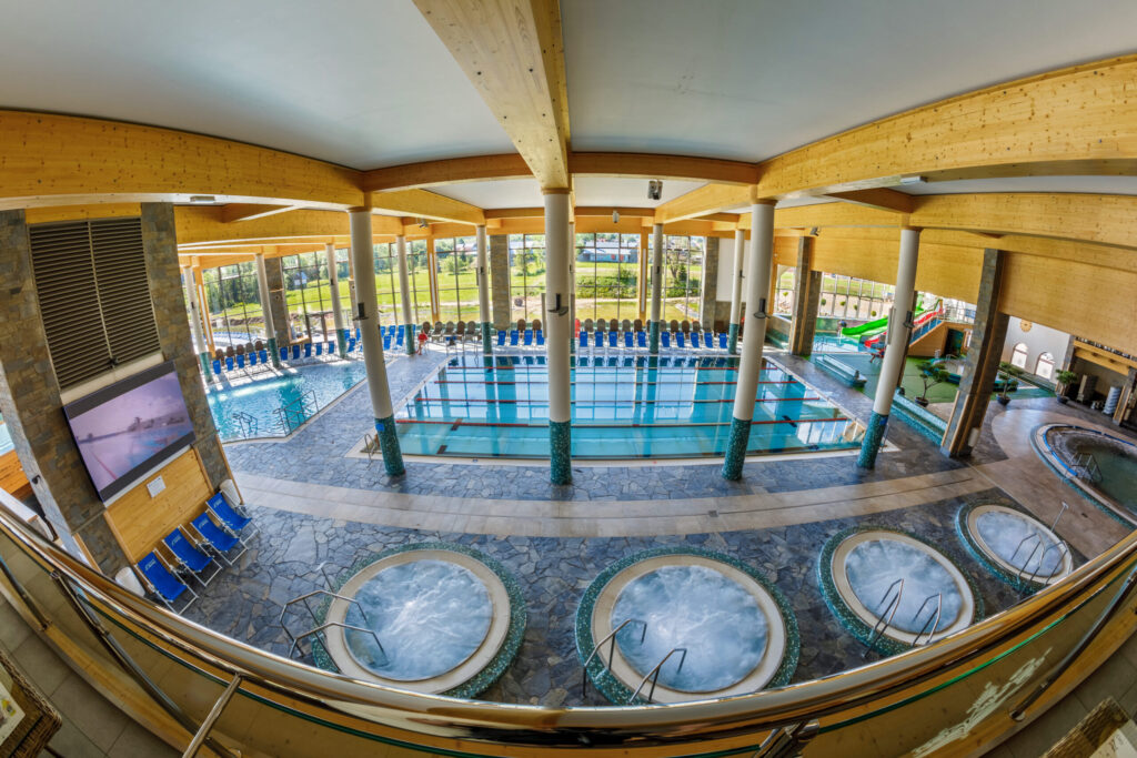 Widok na baseny i jacuzzi wewnątrz Chochołowskich Term