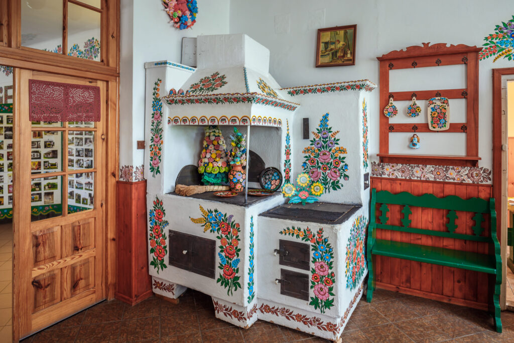 Tradycyjny piec kuchenny ozdobiony kwiatowymi wzorami w domu w Zalipiu