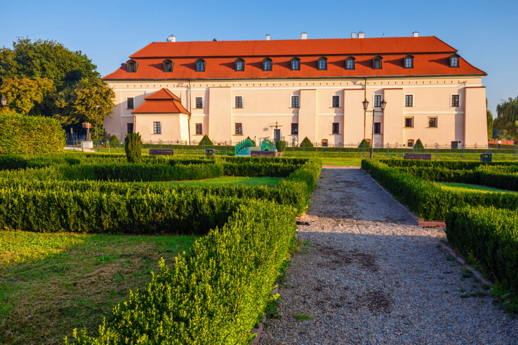 Zamek w Niepołomicach od strony ogrodów, widok na fasadę z czerwonym dachem