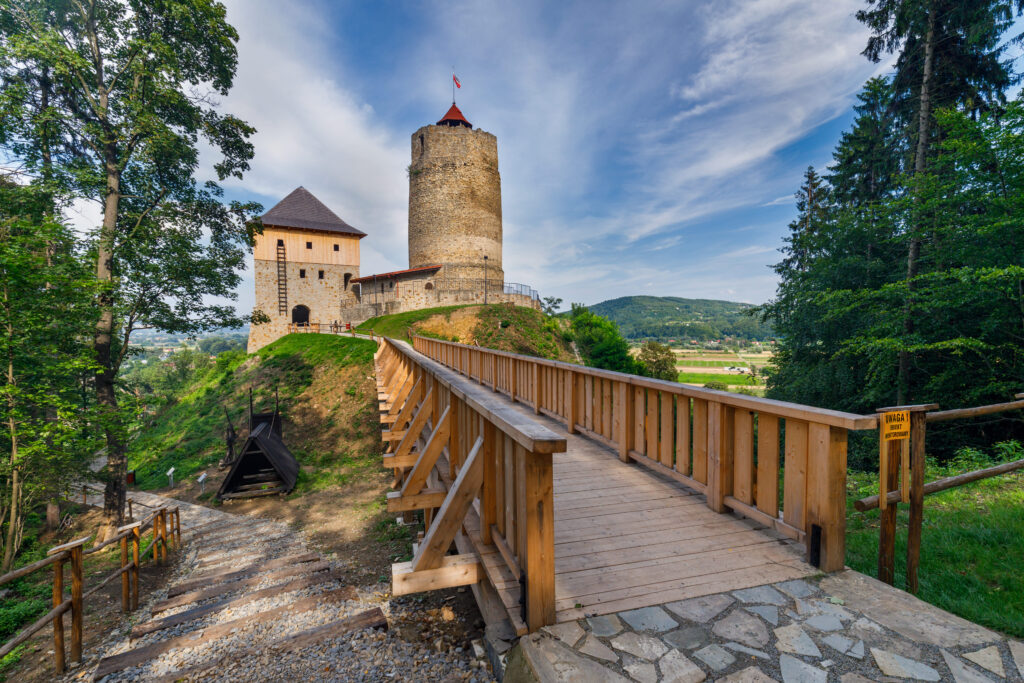 Zamek w Czchowie z drewnianym mostem