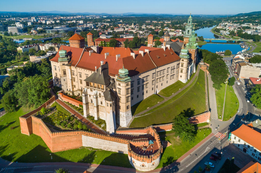 Widok na Zamek Królewski na Wawelu z lotu ptaka, w tle panorama Krakowa i Wisła