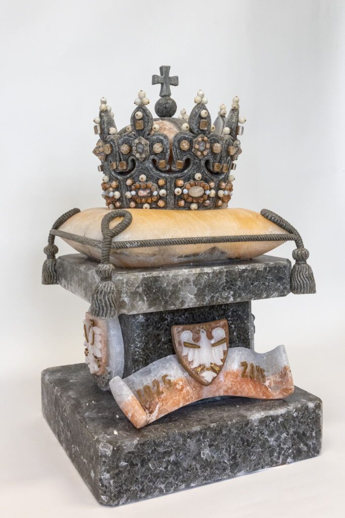 Korona z Kopalni Soli na piedestale z herbem i zdobieniami