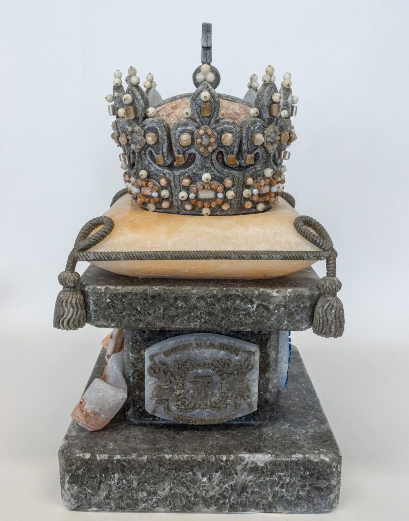 Korona ustawiona na ozdobnym postumencie z kamienia