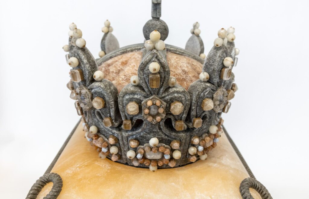 korona z ozdobami perłowymi na marmurowej podstawie