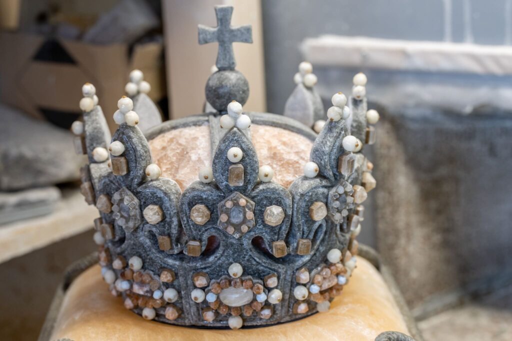 Korona z soli z krzyżem, eksponat z Kopalni Soli