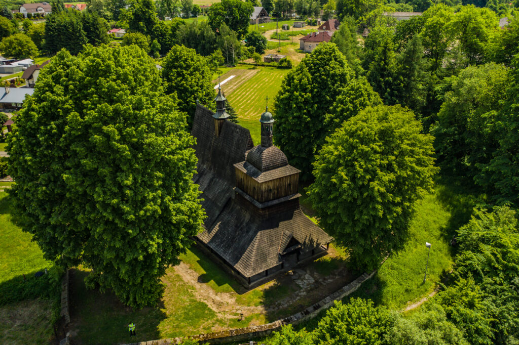 Kościół w Sękowej z lotu ptaka