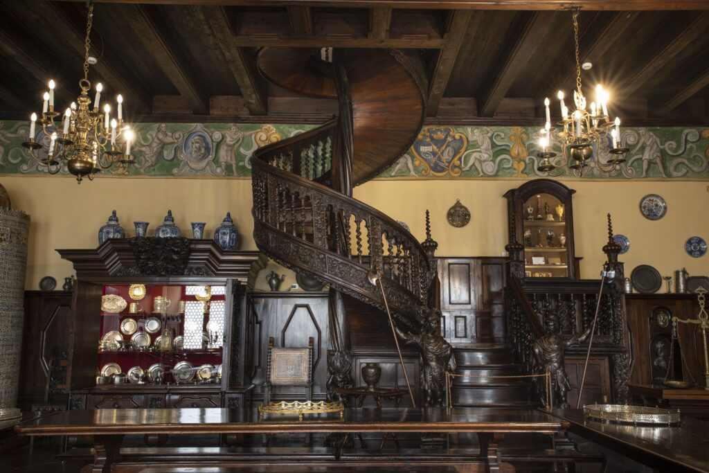 Drewniana klatka schodowa wewnątrz Collegium Maius Uniwersytetu Jagiellońskiego