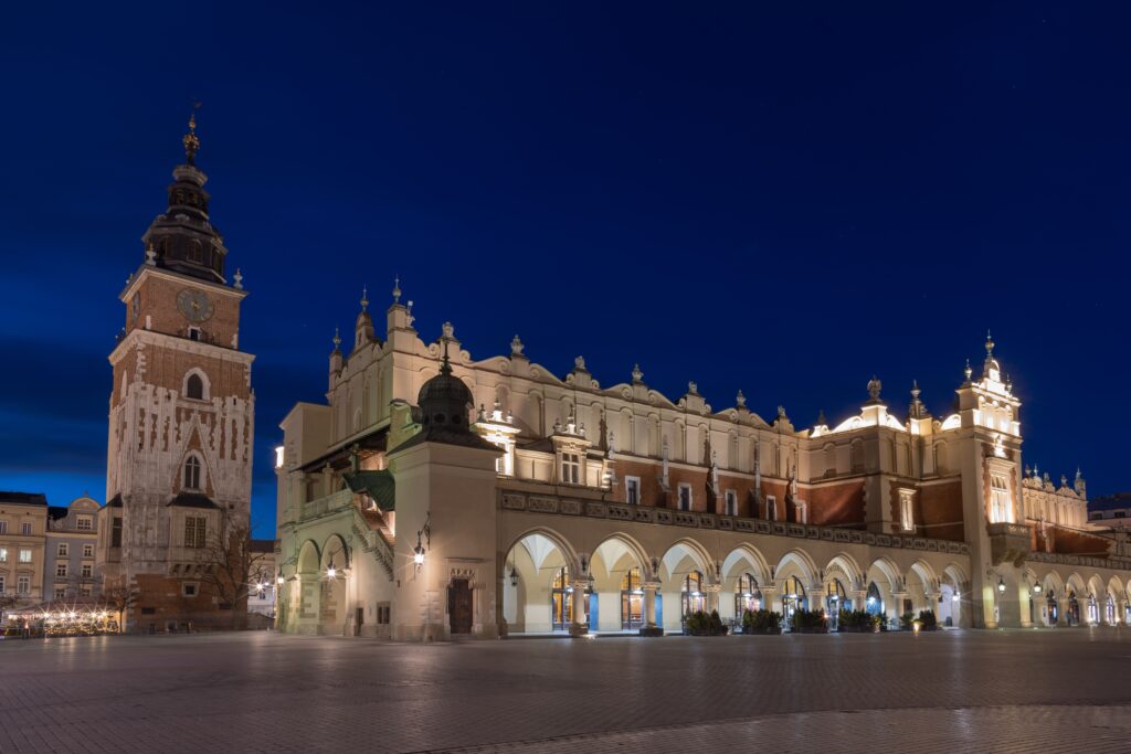 Sukiennice na Rynku Głównym w Krakowie nocą