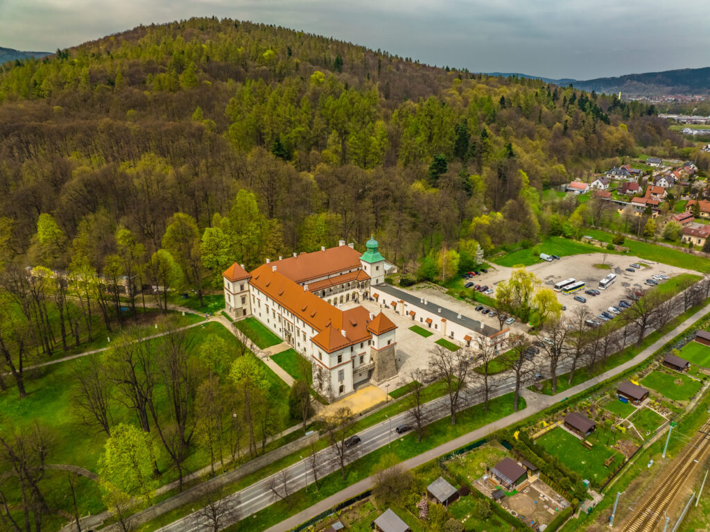 Zamek Suski nazywany również Małym Wawelem w Suchej Beskidzkiej z lotu ptaka