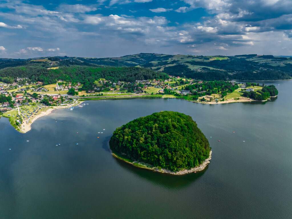 Małpia Wyspa na Jeziorze Rożnowskim