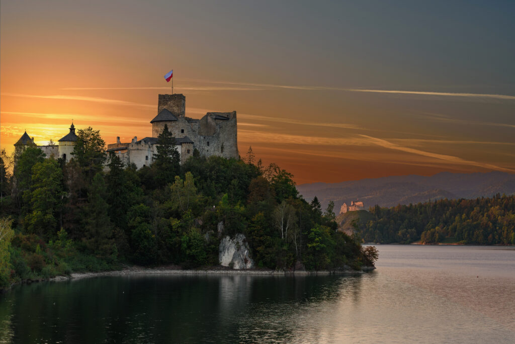 amek w Niedzicy o zachodzie słońca