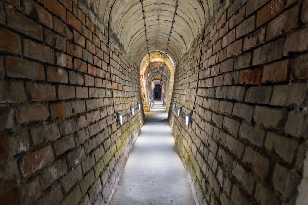 Podziemny korytarz z ceglanym sklepieniem w Muzeum Zamek w Oświęcimiu
