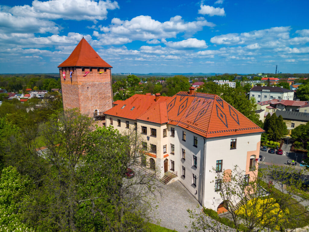 Biała fasada Muzeum Zamek w Oświęcimiu