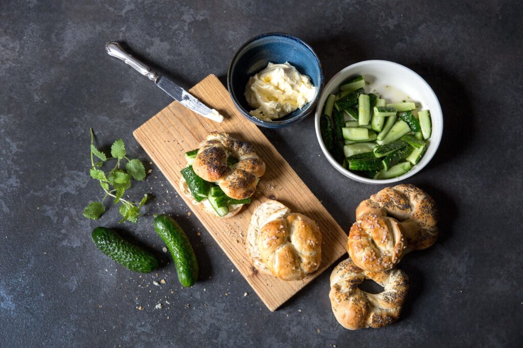 Obwarzanek krakowski z miodowym masłem, ogórkiem i miętą