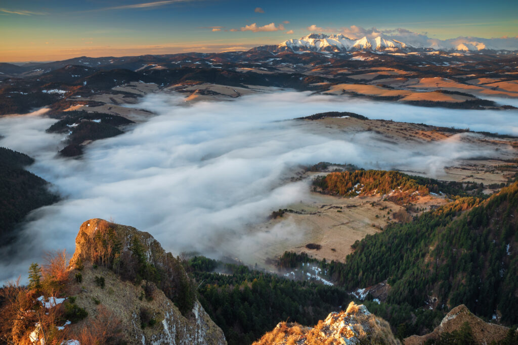 Widok na Trzy Korony o wschodzie słońca z morzem mgieł w dolinie