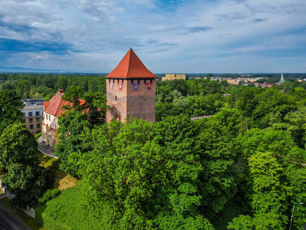 Wieża zamku w Oświęcimiu widziana z lotu ptaka