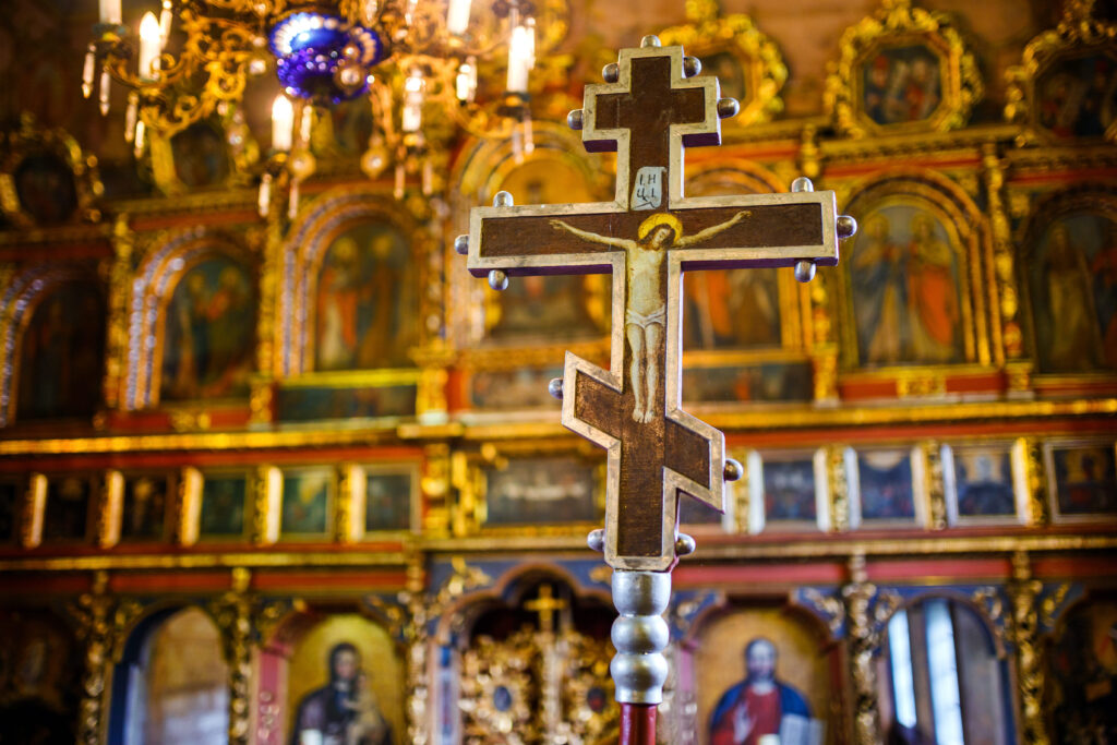 Cerkiew w Owczarach z licznymi złoceniami