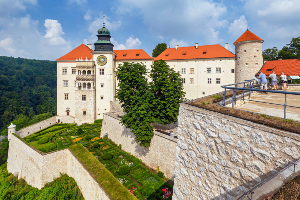 Widok na dziedziniec i ogród włoski Zamku Pieskowa Skała