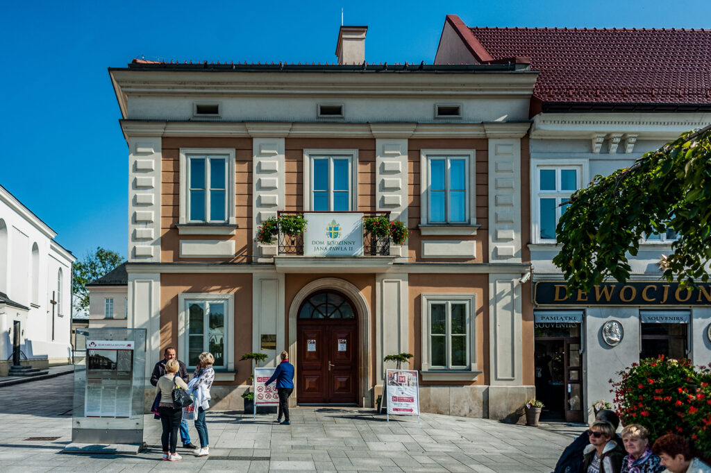 Fasada Muzeum Domu Rodzinnego Jana Pawła II w Wadowicach z wejściem głównym
