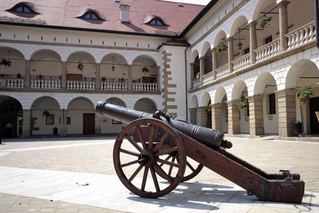 Dziedziniec zamku w Niepołomicach z armatą