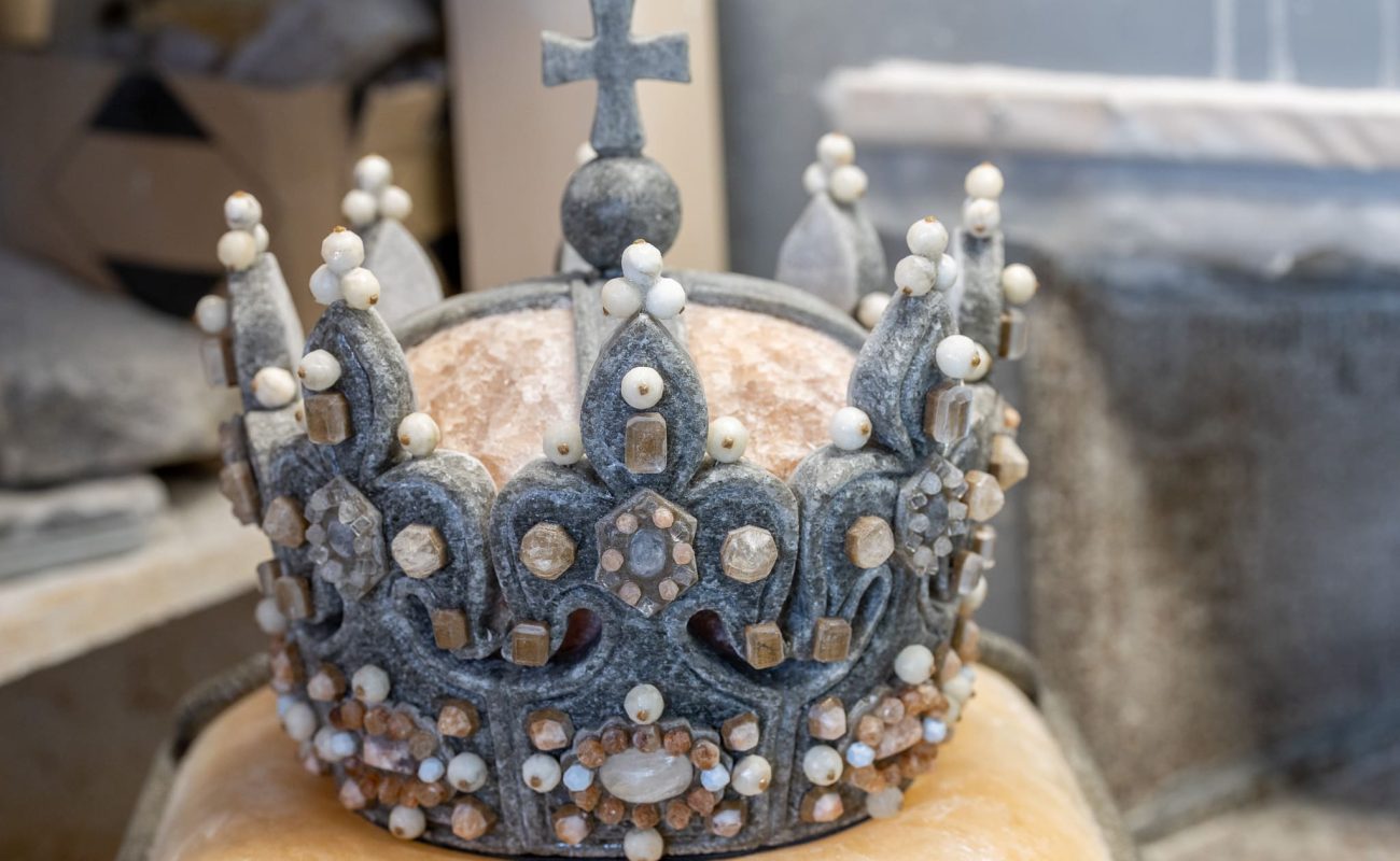 Korona z soli z krzyżem, eksponat z Kopalni Soli